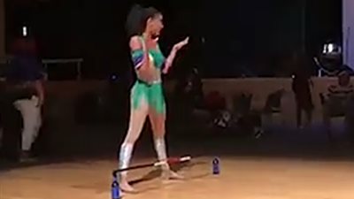 بالفيديو.. فتاة تمر من أسفل عصا على ارتفاع منخفض بشكل لا يصدق