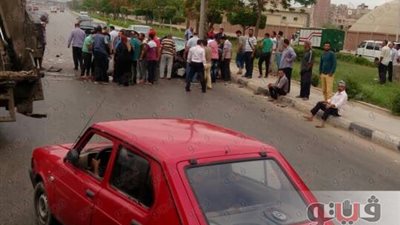 بالصور.. إصابة شخصين في تصادم سيارتين بطريق المطار