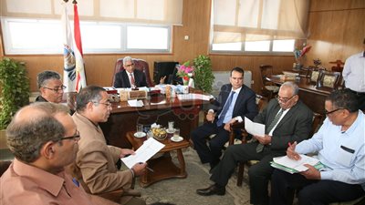 رئيس جامعة جنوب الوادي يرأس اجتماع مجلس إدارة «تنمية الحرف التراثية»