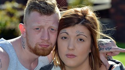 بالصور.. رجل يقنع حبيبته بوشم اسمه فوق حواجبها