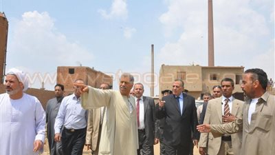 محافظ الجيزة يزور مصانع طوب بعرب أبوساعد بالصف لبحث مشكلاتهم