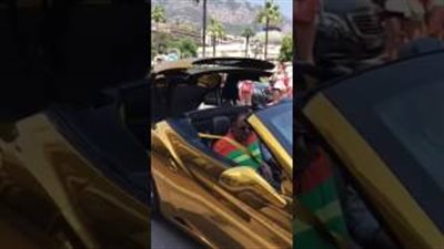 بالفيديو.. رد فعل المارة في فرنسا لحظة صعود أمير سعودي سيارته المذهبة