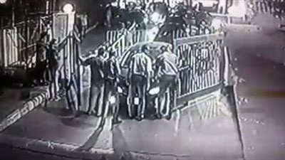 بالفيديو.. عضو موقوف يقتحم بسيارته بوابة نادي الصيد