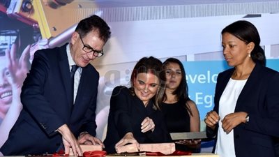 سحر نصر تضع حجر أساس لمركز تدريب في العين السخنة