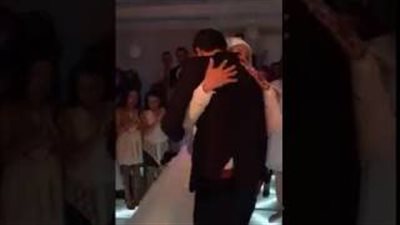 بالفيديو.. لحظات مؤثرة بين عروس وشقيقها تتسبب في بكاء المعازيم