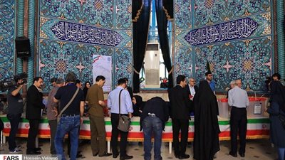 بالفيديو.. حشود إيرانية أمام لجان الانتخابات الرئاسية