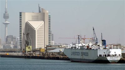 غرق باخرة إيرانية في مياه الكويت قبل وصولها إلى قطر