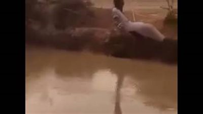 بالفيديو.. لحظة سقوط خليجي بطريقة كوميدية في بحيرة