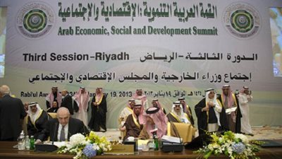 عشية قمة الرياض: تقرير اقتصادى يبرز معوقات التبادل التجارى العربى أمام القادة العرب..الدول العربية تعتمد على الخارج فى التصدير..ومعوقات بيروقراطية وتعقيدات جمركية وضريبية السبب فى جذب الاستثمارات