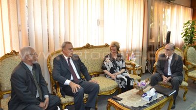 بالفيديو.. محافظ قنا يجتمع بوفد الاتحاد الأوروبي لتطوير المحليات