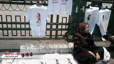 بالصور.. «تي شيرتات» وصور السيسي تغزو ميدان التحرير