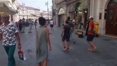 بالفيديو.. فلسطيني يشجع ابنته الخجولة على الرقص في الشارع