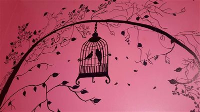 بالصور.. فتاة تحول حائط غرفتها للوحة مذهلة