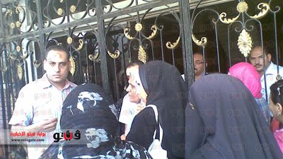 بالصور.. احتجاجية على سن القبول بالمدارس أمام محافظة القليوبية