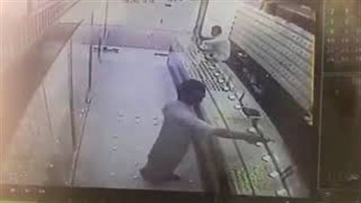 بالفيديو.. لحظة إطلاق شخص النار على العاملين داخل محل ذهب