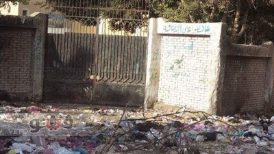 بالصور.. القمامة تحاصرمدرسة شرفة الدوة الإعدادية في الشرقية