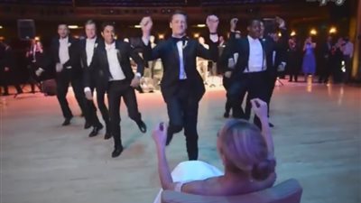 بالفيديو.. عريس يصدم عروسه في حفل زفافهما