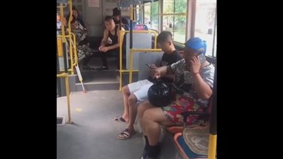 بالفيديو.. رد فعل ركاب حافلة على إشعال قنبلة وهمية