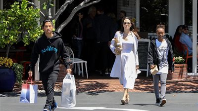 بالصور.. أنجلينا جولي تتسوق مع أطفالها في هوليوود