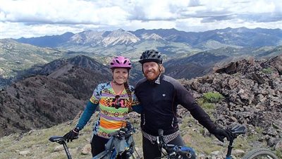 بالفيديو والصور.. موقف محرج لشاب يطلب يد حبيبته وسط شلال