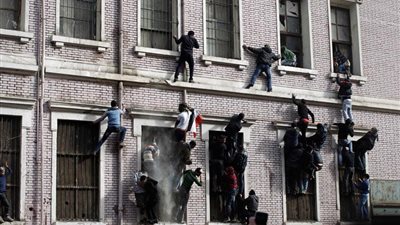 تأجيل محاكمة المتهمين بحرق مبنى الضرائب العقارية لـ 16 فبراير