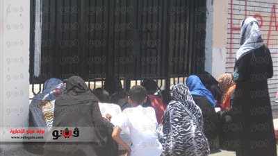 بالفيديو والصور.. أهالي طلاب الثانوية يترقبون خروج أبنائهم من تحت عقب الباب