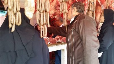 بالصور.. حملة تفتيشية على اللحوم بالسوق الكبير ببورفؤاد