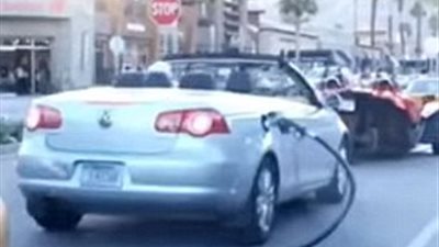 بالفيديو والصور.. سيارة عجوز تثير ذعر المارة