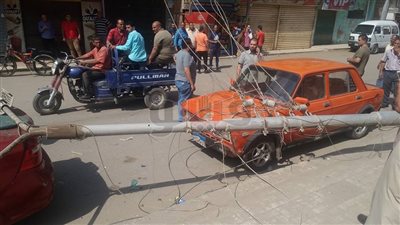 بالصور...سقوط عمود إنارة على سيارتين ملاكي بطوخ