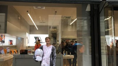 القبض على شاب يرتدي زي «سمكة قرش» بعد قانون حظر النقاب في النمسا