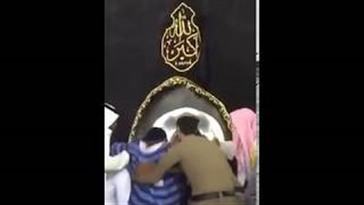 بالفيديو.. مشهد إنساني لرجلي أمن بالمسجد الحرام يشعل مواقع التواصل