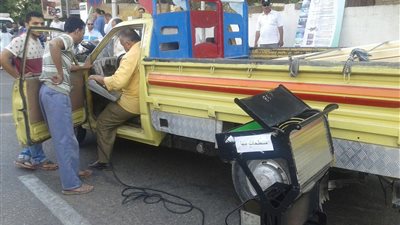 بالصور.. البيئة تشن حملة مفاجئة لفحص عوادم السيارات بالمعادي