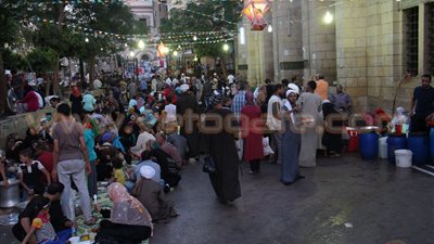 بالصور.. إفطار جماعي أمام مسجد السيدة زينب