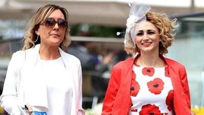 بالصور.. الألوان الزاهية تسيطر على إطلالة السيدات في مهرجان دانتي للخيول