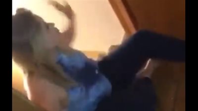 بالفيديو.. لحظة سقوط فتاة حسناء من أعلى الدرج بطريقة مروعة