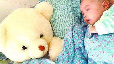 شاهد.. أب يطلب من حرامي سرق هاتفه عدم مسح صور ابنته المتوفاة