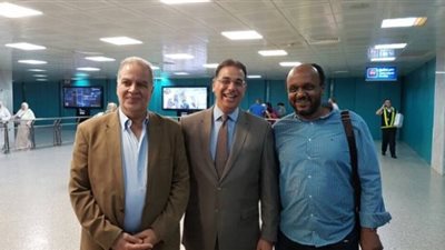 السفير المصري في تونس يستقبل زادة وتيجانا بمطار قرطاج