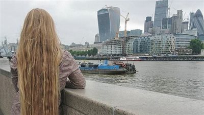 بالصور.. فتاة تحصل على لقب رابونزول بضفيرة من 49 خصلة