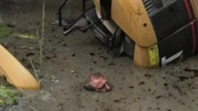 بالفيديو والصور.. إنقاذ مزارع من انقلاب حفار