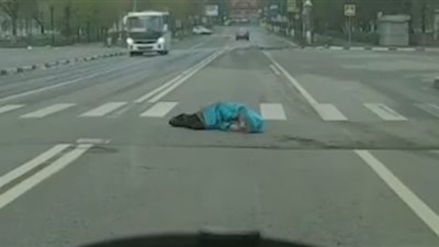 أسوأ عملية احتيال.. سيدة ترمي نفسها وسط الطريق قبل وصول سيارة بـ6 أمتار