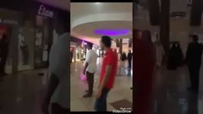 بالفيديو.. مشاجرة عنيفة بين شباب وحراس أمن مول بالسعودية