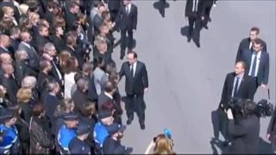 بالفيديو.. ضابط يرفض مصافحة «هولاند» خلال مراسم تأبين شرطيين
