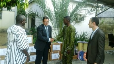 بالصور.. مصر تدعم أطفال توجو بالمستلزمات المدرسية