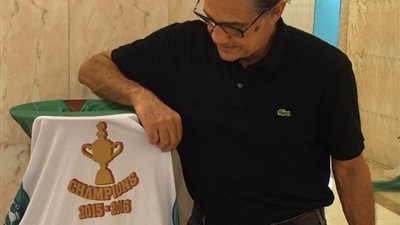 زكريا ناصف يحتفل مع جماهير الأهلي السعودي ببطولتي الدوري والكأس