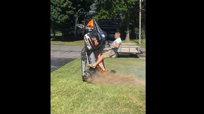 بالفيديو.. سقوط شاب حاول استعراض مهاراته بقيادة دراجة مائية