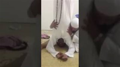 بالفيديو.. تعليق مريض للعلاج يشعل مواقع التواصل