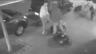 بالفيديو والصور.. اعتداء وحشي على رجل وسط مشاهدة المارة