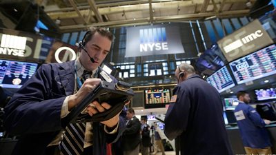 وول ستريت تفتح منخفضة مع تراجع سهم أبل وهبوط النفط