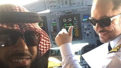شاهد.. ماذا فعل سعودي تفاجأ بأنه الراكب الوحيد على متن طائرة