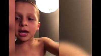 بالصور.. طفل يفاجئ والدته بتقليد شخصية كارتونية